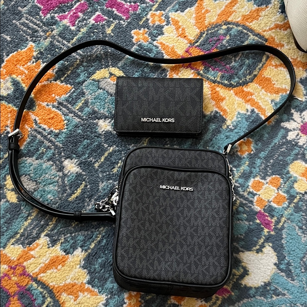 Michael Kors signature chain crossbody bag with wallet. Like new. - Picture 2 of 12